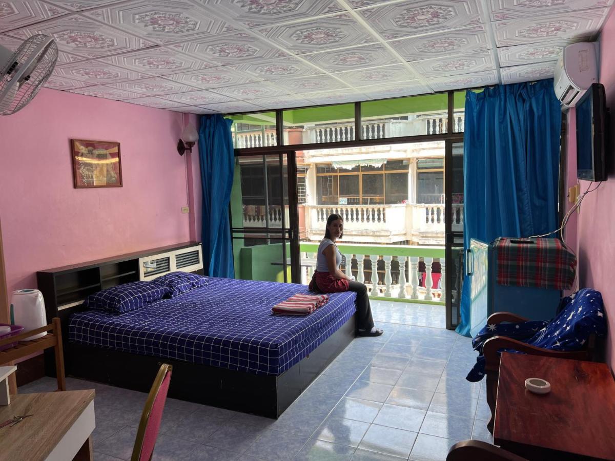 Yuri Guesthouse Jomtien Exterior foto